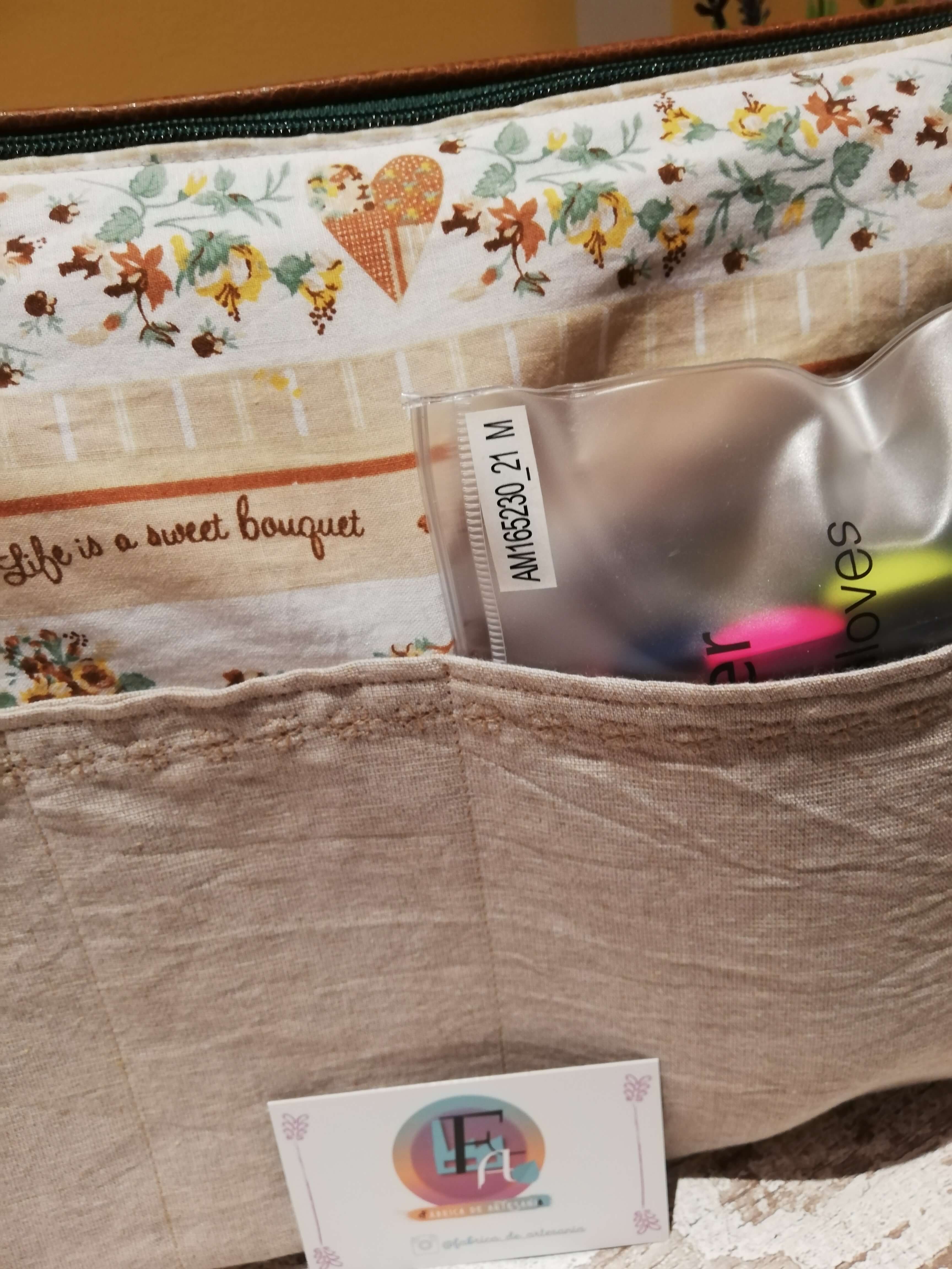 Detalles de la costura decorativa, el bolsillo frontal de gran capacidad, la tela de lino rústico, etc.